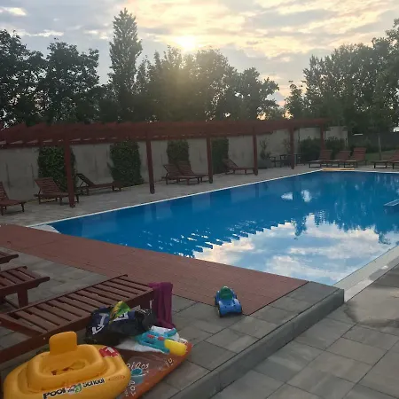 Admiral Design And Pool